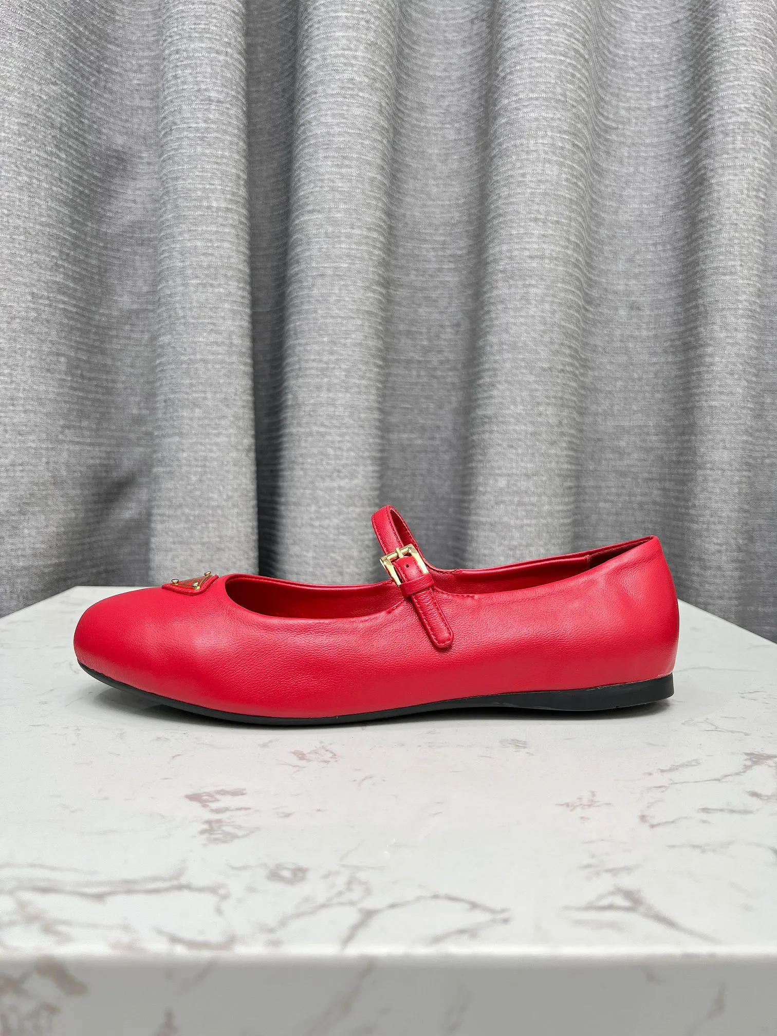 440💰 PRADA💝💝24 years💯💯💯New British Style Dancing💃 Shoes Small Leather Loafers - Retro Fashion Classic Items A new product created at the first major show of Paris Fashion Week. The inspiration is cleverly combined with the perfect shoe shape by D's main designer. With brand buckles, it is more fashionable. Upper: imported mixed sheepskin inner lining: lambskin lining Sole: Original [Fireworks][Fireworks] 1:1 molded rubber foam sole Size: 35-41 yards